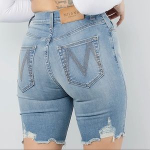 A pair woman’s Bermuda shorts inside adjustable straps!